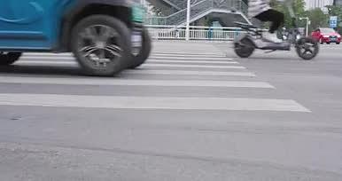 大街道路交通车流上班下班1分21秒视频的预览图